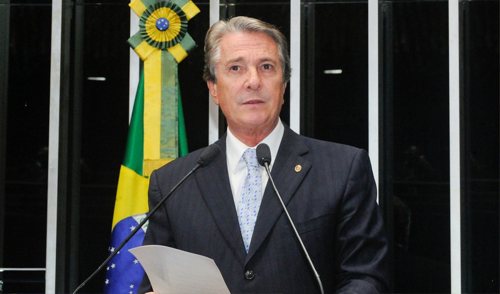 Em novo discurso no plenário, o senador Fernando Collor (PTB-AL) disse que vai provar que as acusações que hoje sofre fazem parte de uma mentira elaborada por integrantes da Procuradoria-Geral da República e da revista Veja; “Reitero minha inocência, reitero minha retidão. A minha trincheira, de um lado, está no campo político e a minha resposta se dá nas urnas. De outro, a trincheira se volta para o campo jurídico e minha resposta se dá nos tribunais. Meu propósito é e sempre será cumprir a minha missão política, o meu dever público, mas também desnudar as infectas entranhas dos responsáveis ou das reprováveis práticas de obtenção das delações compartilhadas entre PGR e a Veja”, declarou o senador (Foto: Voney Malta) Em novo discurso no plenário, o senador Fernando Collor (PTB-AL) disse que vai provar que as acusações que hoje sofre fazem parte de uma mentira elaborada por integrantes da Procuradoria-Geral da República e da revista Veja; “Reitero minha inocência, reitero minha retidão. A minha trincheira, de um lado, está no campo político e a minha resposta se dá nas urnas. De outro, a trincheira se volta para o campo jurídico e minha resposta se dá nos tribunais. Meu propósito é e sempre será cumprir a minha missão política, o meu dever público, mas também desnudar as infectas entranhas dos responsáveis ou das reprováveis práticas de obtenção das delações compartilhadas entre PGR e a Veja”, declarou o senador