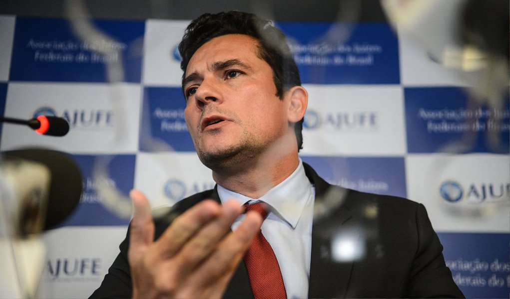 O juiz federal Sergio Moro autorizou a CPI da Petrobras a realizar uma acareação entre delatores e investigados na Operação Lava Jato; de acordo com a decisão, as declarações do ex-diretor de Serviços da Petrobras Pedro Barusco e do doleiro Alberto Youssef, delatores do esquema, serão confrontadas com as defesas do ex-diretor de Serviços da estatal Renato Duque e o ex-tesoureiro do PT, João Vaccari Neto (Foto: Valter Lima) O juiz federal Sergio Moro autorizou a CPI da Petrobras a realizar uma acareação entre delatores e investigados na Operação Lava Jato; de acordo com a decisão, as declarações do ex-diretor de Serviços da Petrobras Pedro Barusco e do doleiro Alberto Youssef, delatores do esquema, serão confrontadas com as defesas do ex-diretor de Serviços da estatal Renato Duque e o ex-tesoureiro do PT, João Vaccari Neto