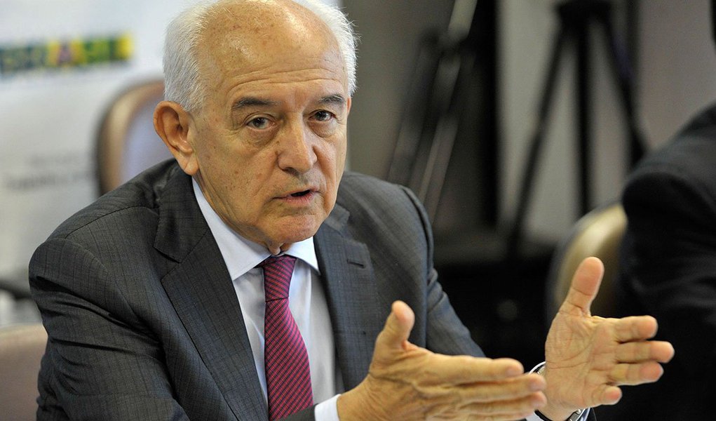 Segundo o colunista Ilimar Franco, saída de Manoel Dias, ministro do Trabalho, foi acertada ontem, em reunião entre o presidente em exercício, o vice Michel Temer, o ministro Aloizio Mercadante e o presidente do PDT, Carlos Lupi; Mercadante teria oferecido a pasta para um dos 19 deputados da sigla, mas uma ala da bancada quer desembarcar do governo Dilma (Foto: Roberta Namour) Segundo o colunista Ilimar Franco, saída de Manoel Dias, ministro do Trabalho, foi acertada ontem, em reunião entre o presidente em exercício, o vice Michel Temer, o ministro Aloizio Mercadante e o presidente do PDT, Carlos Lupi; Mercadante teria oferecido a pasta para um dos 19 deputados da sigla, mas uma ala da bancada quer desembarcar do governo Dilma