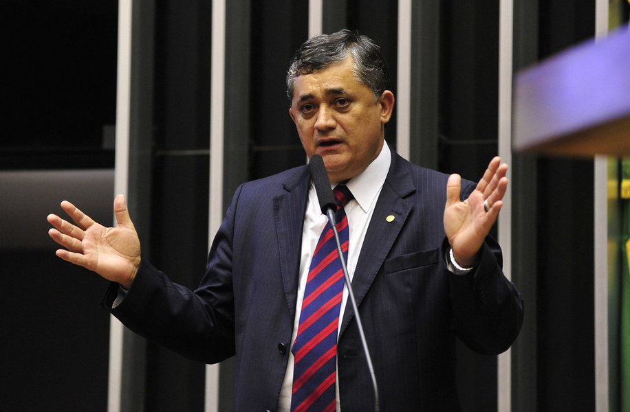A emenda aprovada pela Câmara prevê que a chamada fórmula 85/95 seja uma alternativa ao fator previdenciário para os trabalhadores que cumprirem os requisitos da nova regra. O cálculo soma a idade ao tempo de contribuição até chegar a 85, para mulheres, e 95, para homens. Para quem não atingir o número, o fator previdenciário continuará valendo. O líder do Governo na Câmara disse que hoje os líderes dos partidos negociarão a retirada das emendas e destaques ao texto, que precisam ser votados, para garantir a conclusão da análise do texto na Câmara nesta quinta-feira (14) (Foto: Renata Paiva) A emenda aprovada pela Câmara prevê que a chamada fórmula 85/95 seja uma alternativa ao fator previdenciário para os trabalhadores que cumprirem os requisitos da nova regra. O cálculo soma a idade ao tempo de contribuição até chegar a 85, para mulheres, e 95, para homens. Para quem não atingir o número, o fator previdenciário continuará valendo. O líder do Governo na Câmara disse que hoje os líderes dos partidos negociarão a retirada das emendas e destaques ao texto, que precisam ser votados, para garantir a conclusão da análise do texto na Câmara nesta quinta-feira (14)