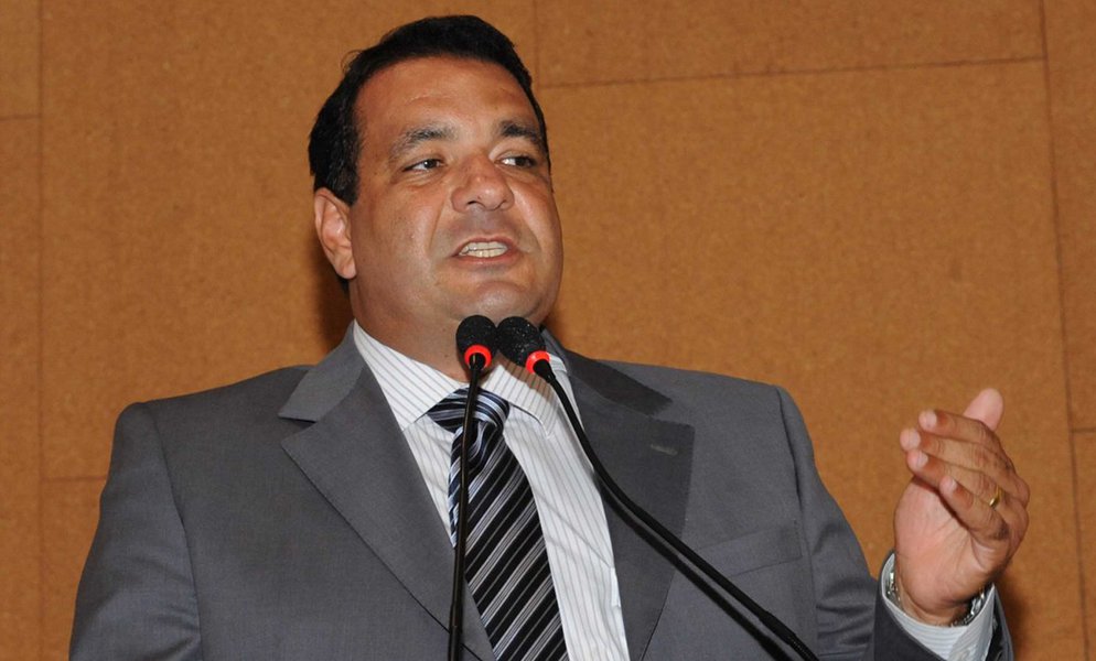 Presidente da Comissão de Saúde da Assembleia Legislativa, o deputado Alan Sanches, que também é médico, se manifestou contra o corte da insalubridade de 1.518 servidores da saúde por parte do governo do Estado; "A insalubridade é incentivo ao salário, que já deveria ser bem mais elevado e, sem dúvida, o corte, que deve chegar 40% do salário base, deveria ser discutido democraticamente com a categoria e não de maneira açodada", diz o parlamentar (Foto: Romulo Faro) Presidente da Comissão de Saúde da Assembleia Legislativa, o deputado Alan Sanches, que também é médico, se manifestou contra o corte da insalubridade de 1.518 servidores da saúde por parte do governo do Estado; "A insalubridade é incentivo ao salário, que já deveria ser bem mais elevado e, sem dúvida, o corte, que deve chegar 40% do salário base, deveria ser discutido democraticamente com a categoria e não de maneira açodada", diz o parlamentar