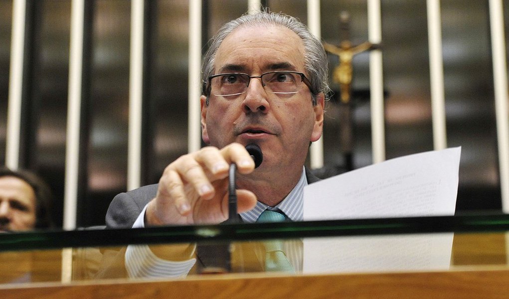 O presidente da Câmara, Eduardo Cunha (PMDB-RJ), disse hoje (25) que a emenda que estendeu os reajustes do salario mínimo a aposentados e pensionistas, aprovada na noite desta quarta-feira (24), foi "um ato contra o trabalhador"; "Essa medida de ontem foi uma medida que passou dos seus limites. A aprovação de ontem realmente causa prejuízo ao país. Foi feita de forma equivocada. Não se trata de proteger os aposentados, se trata de você dar uma correção salarial a todos os aposentados, com recurso público, que nem os funcionários da ativa tem direito", disse (Foto: Paulo Emílio) O presidente da Câmara, Eduardo Cunha (PMDB-RJ), disse hoje (25) que a emenda que estendeu os reajustes do salario mínimo a aposentados e pensionistas, aprovada na noite desta quarta-feira (24), foi "um ato contra o trabalhador"; "Essa medida de ontem foi uma medida que passou dos seus limites. A aprovação de ontem realmente causa prejuízo ao país. Foi feita de forma equivocada. Não se trata de proteger os aposentados, se trata de você dar uma correção salarial a todos os aposentados, com recurso público, que nem os funcionários da ativa tem direito", disse