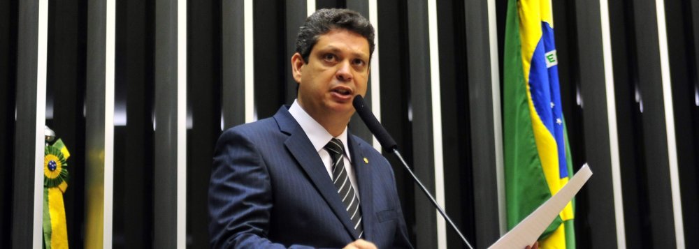 O ex-deputado federal Márcio Macêdo externou, através de texto enviado à imprensa, sua posição contrária à redução da maioridade penal no Brasil; a medida é tema de uma PEC que deve ser votada nesta terça (30), na Câmara Federal; Márcio, que atualmente é secretário de Planejamento e Finanças do PT, reforça o posicionamento do seu partido, em defesa da manutenção da idade penal, do fortalecimento do Estatuto da Criança do Adolescente e do enfrentamento mais incisivo ao crime e ao tráfico de drogas no país; “Espero que essa onda conservadora que assola o país e que tem parte do Congresso inserida nela não promovam o retrocesso na legislação brasileira com a redução da maioridade penal", diz (Foto: Valter Lima) O ex-deputado federal Márcio Macêdo externou, através de texto enviado à imprensa, sua posição contrária à redução da maioridade penal no Brasil; a medida é tema de uma PEC que deve ser votada nesta terça (30), na Câmara Federal; Márcio, que atualmente é secretário de Planejamento e Finanças do PT, reforça o posicionamento do seu partido, em defesa da manutenção da idade penal, do fortalecimento do Estatuto da Criança do Adolescente e do enfrentamento mais incisivo ao crime e ao tráfico de drogas no país; “Espero que essa onda conservadora que assola o país e que tem parte do Congresso inserida nela não promovam o retrocesso na legislação brasileira com a redução da maioridade penal", diz