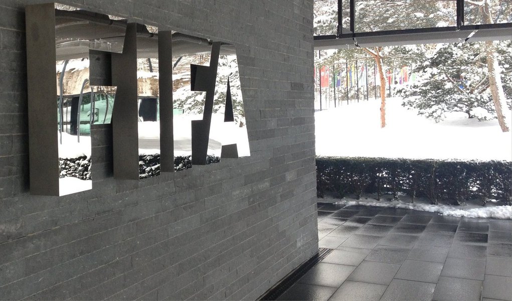 Esquemas de fraude, extorsão, lavagem de dinheiro e pagamento de propinas na Federação Internacional de Futebol, comandada por Seth Blatter, vão ganhar as telas de cinema; longa será produzido pelos atores Ben Affleck e Matt Damon; a Warner Bros. negociou durante oito dias para adquirir os direitos de adaptação do livro "Houses of deceit", de Ken Bensinger, jornalista do Buzzfeed, sobre o papel de Chuck Blazer, executivo norte-americano da Fifa, na série de casos de corrupção na instituição que regula o futebol mundial (Foto: Aquiles Lins) Esquemas de fraude, extorsão, lavagem de dinheiro e pagamento de propinas na Federação Internacional de Futebol, comandada por Seth Blatter, vão ganhar as telas de cinema; longa será produzido pelos atores Ben Affleck e Matt Damon; a Warner Bros. negociou durante oito dias para adquirir os direitos de adaptação do livro "Houses of deceit", de Ken Bensinger, jornalista do Buzzfeed, sobre o papel de Chuck Blazer, executivo norte-americano da Fifa, na série de casos de corrupção na instituição que regula o futebol mundial