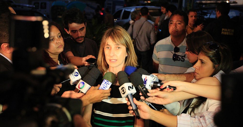 Dora Cavalcanti, que defende a empresa na Operação Lava Jato, afirma que o sentido da palavra "destruir" usada no bilhete enviado por Marcelo Odebrecht a seus advogados, na expressão "destruir e-mail sondas", não era de destruição de provas, mas de rebater a prova; para ela, a PF "tenta tumultuar o processo para justificar a prisão ilegal" de seu cliente (Foto: Gisele Federicce) Dora Cavalcanti, que defende a empresa na Operação Lava Jato, afirma que o sentido da palavra "destruir" usada no bilhete enviado por Marcelo Odebrecht a seus advogados, na expressão "destruir e-mail sondas", não era de destruição de provas, mas de rebater a prova; para ela, a PF "tenta tumultuar o processo para justificar a prisão ilegal" de seu cliente