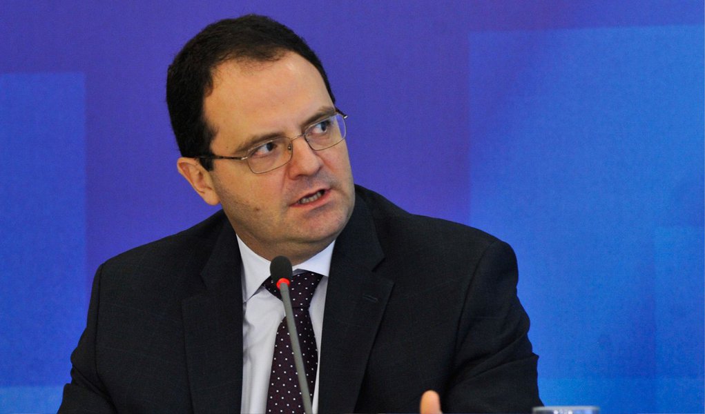 Ministro do Planejamento, Nelson Barbosa disse nesta quarta-feira, 1º, que a presidente Dilma Rousseff vetará o aumento para o Judiciário, aprovado nesta terça-feira, 30, pelo Senado; "No momento em que a sociedade brasileira está passando por ajustes, em que várias empresas estão passando por dificuldades e o desemprego sobe, não é razoável propor um aumento entre 55% a 78% para os servidores do Judiciário", afirmou o ministro de San Francisco, onde integra comitiva da presidente Dilma Rousseff aos Estados Unidos; se entrar em vigor, medida eleva os gastos públicos em R$ 25,7 bilhões nos próximos quatro anos (Foto: Aquiles Lins) Ministro do Planejamento, Nelson Barbosa disse nesta quarta-feira, 1º, que a presidente Dilma Rousseff vetará o aumento para o Judiciário, aprovado nesta terça-feira, 30, pelo Senado; "No momento em que a sociedade brasileira está passando por ajustes, em que várias empresas estão passando por dificuldades e o desemprego sobe, não é razoável propor um aumento entre 55% a 78% para os servidores do Judiciário", afirmou o ministro de San Francisco, onde integra comitiva da presidente Dilma Rousseff aos Estados Unidos; se entrar em vigor, medida eleva os gastos públicos em R$ 25,7 bilhões nos próximos quatro anos
