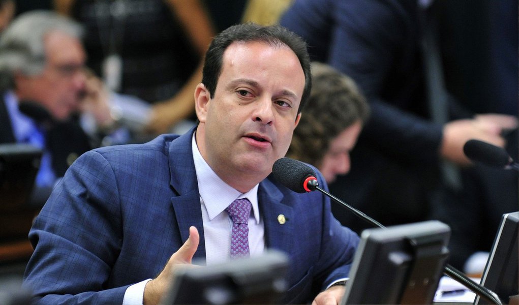 A Segunda Turma do Supremo Tribunal Federal (STF) recebeu, na sessão de terça (23), denúncias do Ministério Público em três inquéritos contra o deputado federal André Moura (PSC-SE), líder do PSC na Câmara, envolvendo crimes conexos – apropriação, desvio ou utilização de bens públicos do Município de Pirambu (SE) – na gestão do então prefeito Juarez Batista dos Santos, no período de janeiro de 2005 a janeiro de 2007; Moura foi prefeito da cidade por dois mandatos (até 2004); segundo as denúncias, após deixar a Prefeitura, Moura teria continuado a usufruir de bens e serviços custeados pela administração municipal, como gêneros alimentícios, telefones celulares, veículos da frota municipal e servidores que atuavam como motoristas; a decisão de receber as denúncias foi unânime (Foto: Valter Lima) A Segunda Turma do Supremo Tribunal Federal (STF) recebeu, na sessão de terça (23), denúncias do Ministério Público em três inquéritos contra o deputado federal André Moura (PSC-SE), líder do PSC na Câmara, envolvendo crimes conexos – apropriação, desvio ou utilização de bens públicos do Município de Pirambu (SE) – na gestão do então prefeito Juarez Batista dos Santos, no período de janeiro de 2005 a janeiro de 2007; Moura foi prefeito da cidade por dois mandatos (até 2004); segundo as denúncias, após deixar a Prefeitura, Moura teria continuado a usufruir de bens e serviços custeados pela administração municipal, como gêneros alimentícios, telefones celulares, veículos da frota municipal e servidores que atuavam como motoristas; a decisão de receber as denúncias foi unânime