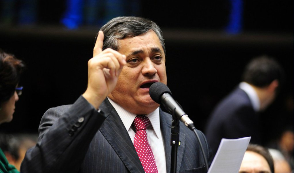 Líder do governo na Câmara, deputado José Guimarães (PT-CE) criticou nesta quarta-feira, 1º, a intenção do presidente da Câmara, Eduardo Cunha (PMDB-RJ), de por em votação uma proposta mais restrita de redução da maioridade penal; "Querer votar de novo o que foi derrotado ontem é forçação de barra", afirmou; para o petista, deve-se trabalhar um acordo para iniciar o debate da reforma do Estatuto da Criança e do Adolescente; "Não é razoável, do ponto de vista da civilização, e todos os países civilizados do mundo estão tratando nesse sentido, que é constitucionalizar a redução", completou (Foto: Aquiles Lins) Líder do governo na Câmara, deputado José Guimarães (PT-CE) criticou nesta quarta-feira, 1º, a intenção do presidente da Câmara, Eduardo Cunha (PMDB-RJ), de por em votação uma proposta mais restrita de redução da maioridade penal; "Querer votar de novo o que foi derrotado ontem é forçação de barra", afirmou; para o petista, deve-se trabalhar um acordo para iniciar o debate da reforma do Estatuto da Criança e do Adolescente; "Não é razoável, do ponto de vista da civilização, e todos os países civilizados do mundo estão tratando nesse sentido, que é constitucionalizar a redução", completou