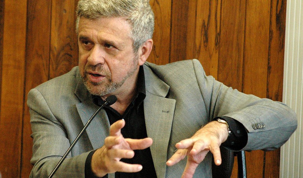 Deputado estadual em São Paulo pelo PT e secretário nacional de Comunicação do partido, José Américo Dias rebate críticas sobre o marco regulatório para os meios de comunicação eletrônicos, defendido pela sigla: “Por se tratarem de concessões públicas, e por terem uma poderosa estrutura técnica financiada com dinheiro público, a sociedade tem legitimidade para definir os parâmetros legais do seu funcionamento” (Foto: Roberta Namour) Deputado estadual em São Paulo pelo PT e secretário nacional de Comunicação do partido, José Américo Dias rebate críticas sobre o marco regulatório para os meios de comunicação eletrônicos, defendido pela sigla: “Por se tratarem de concessões públicas, e por terem uma poderosa estrutura técnica financiada com dinheiro público, a sociedade tem legitimidade para definir os parâmetros legais do seu funcionamento”