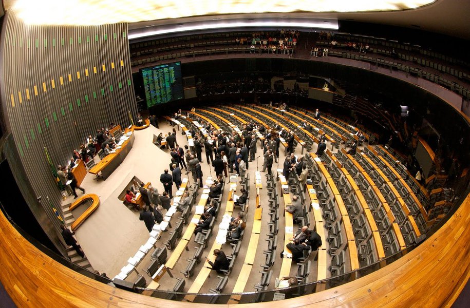 A emenda 25 de autoria do PDT, do líder André Figueiredo (CE), não tinha apoio do Governo Federal. Esta é a segunda votação que o PDT trabalha para derrotar o Governo. Segundo o líder do Governo na Câmara, José Guimarães (PT), o reajuste de R$ 50 bilhões vai ajudar o BNDES a atender à demanda pelo aumento da competitividade da indústria brasileira (Foto: Renata Paiva) A emenda 25 de autoria do PDT, do líder André Figueiredo (CE), não tinha apoio do Governo Federal. Esta é a segunda votação que o PDT trabalha para derrotar o Governo. Segundo o líder do Governo na Câmara, José Guimarães (PT), o reajuste de R$ 50 bilhões vai ajudar o BNDES a atender à demanda pelo aumento da competitividade da indústria brasileira
