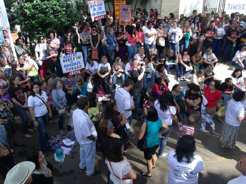 Paralisação na rede municipal já dura um mês e servidores se concentram em ampliar movimento grevista; Sindicato Simsed acusa prefeito de intransigência e reclama que Paulo Garcia não recebe a categoria para negociar; trabalhadores reivindicam pagamento da data-base retroativa de 2014, cumprimento total do acordo firmado com a prefeitura no passado, gratificação de 30% para auxiliares administrativos e melhoria da infraestrutura das unidades (Foto: José Barbacena) Paralisação na rede municipal já dura um mês e servidores se concentram em ampliar movimento grevista; Sindicato Simsed acusa prefeito de intransigência e reclama que Paulo Garcia não recebe a categoria para negociar; trabalhadores reivindicam pagamento da data-base retroativa de 2014, cumprimento total do acordo firmado com a prefeitura no passado, gratificação de 30% para auxiliares administrativos e melhoria da infraestrutura das unidades