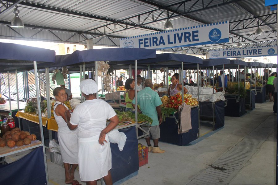 A Prefeitura de Salvador iniciou na segunda-feira (29) a transferência e o ordenamento dos cerca de 220 feirantes que mantinham comércio informal na Rua das Pedrinhas, em Periperi, para o novo mercado municipal do bairro; com 218 tendas, o mercado dispõe de 20 boxes, 12 pontos para venda de mariscos e hortifrutigranjeiros, uma lanchonete e seis banheiros (sendo que dois sanitários serão reservados exclusivamente para pessoas com deficiência ou dificuldade de locomoção) (Foto: Romulo Faro) A Prefeitura de Salvador iniciou na segunda-feira (29) a transferência e o ordenamento dos cerca de 220 feirantes que mantinham comércio informal na Rua das Pedrinhas, em Periperi, para o novo mercado municipal do bairro; com 218 tendas, o mercado dispõe de 20 boxes, 12 pontos para venda de mariscos e hortifrutigranjeiros, uma lanchonete e seis banheiros (sendo que dois sanitários serão reservados exclusivamente para pessoas com deficiência ou dificuldade de locomoção)