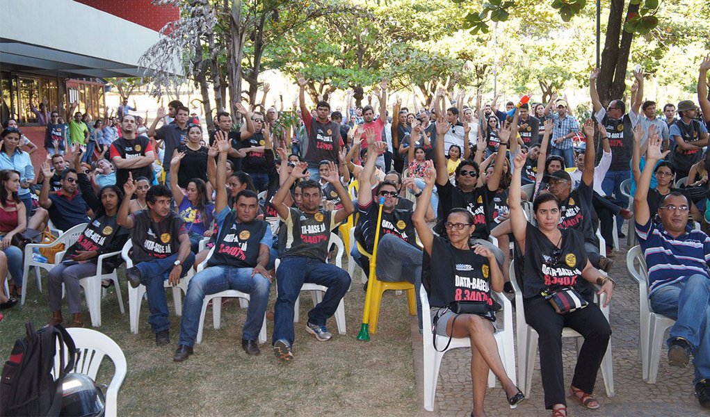 Servidores públicos estaduais do Quadro Geral ratificaram nesta quinta-feira, 25, em assembleia geral, a contraproposta apresentada ao governo do Estado para pagamento integral dos 8,34% da data-base na folha de pagamento de julho, com recebimento em agosto; o retroativo da reposição fica dividido em quatro vezes, de janeiro a abril de 2016, e não em 24 parcelas, como propôs o Governo; na Assembleia, o presidente da Comissão de Constituição e Justiça, Valdemar Júnior (PSD), afirmou que só irá indicar o relator da proposta do governo quando houver consenso entre as partes (Foto: Aquiles Lins) Servidores públicos estaduais do Quadro Geral ratificaram nesta quinta-feira, 25, em assembleia geral, a contraproposta apresentada ao governo do Estado para pagamento integral dos 8,34% da data-base na folha de pagamento de julho, com recebimento em agosto; o retroativo da reposição fica dividido em quatro vezes, de janeiro a abril de 2016, e não em 24 parcelas, como propôs o Governo; na Assembleia, o presidente da Comissão de Constituição e Justiça, Valdemar Júnior (PSD), afirmou que só irá indicar o relator da proposta do governo quando houver consenso entre as partes