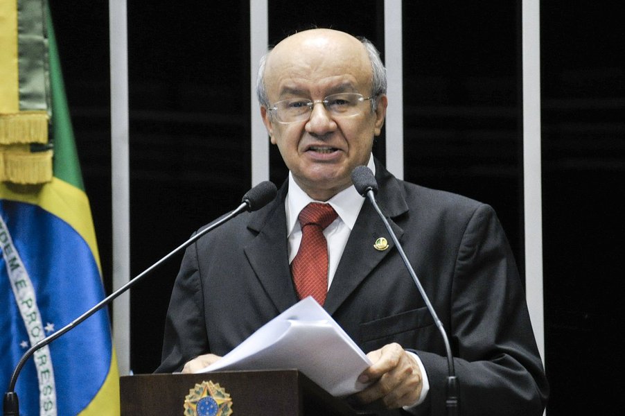 O projeto (PLS 184/11) tem objetivo de estimular o recolhimento ao FGTS. O texto segue à Comissão de Assuntos Econômicos, onde será analisado em caráter terminativo. Se for aprovada na CAE, a proposta segue diretamente à Câmara dos Deputados. Os bancos privados terão de verificar se a empresa está em dia com o recolhimento ao Fundo de Garantia do Tempo de Serviço (FGTS), antes de conceder empréstimo, financiamento, dispensa de juros e multas ou qualquer outro benefício com recursos públicos (Foto: Renata Paiva) O projeto (PLS 184/11) tem objetivo de estimular o recolhimento ao FGTS. O texto segue à Comissão de Assuntos Econômicos, onde será analisado em caráter terminativo. Se for aprovada na CAE, a proposta segue diretamente à Câmara dos Deputados. Os bancos privados terão de verificar se a empresa está em dia com o recolhimento ao Fundo de Garantia do Tempo de Serviço (FGTS), antes de conceder empréstimo, financiamento, dispensa de juros e multas ou qualquer outro benefício com recursos públicos