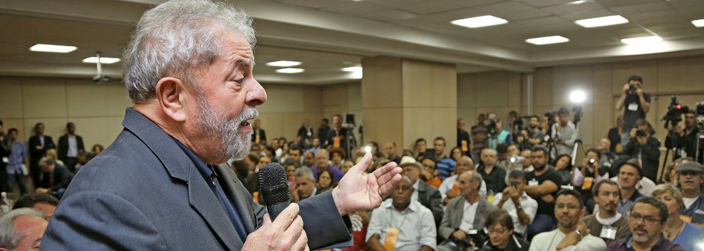 Jornalista Tereza Cruvinel, colunista do 247, rechaça o "quase consenso" registrado hoje por colunistas e cientistas políticos de que Lula, com suas críticas a Dilma, ao governo e ao PT tenta se descolar de todos eles para se inserir no campo da oposição social (não partidária); "Arrematada bobagem", comenta, acrescentando que ele também não estava "em busca de solidariedade e defesa", no momento em que se torna alvo claro da Operação Lava Jato; "Seu objetivo, com a ofensiva verbal, é sacudir o governo e PT da letargia que os imobiliza desde o início do segundo mandato de Dilma e do avanço da Lava Jato-Lula. É fazer com que resgatem a capacidade de fazer política", avalia Tereza; leia a íntegra (Foto: Gisele Federicce) Jornalista Tereza Cruvinel, colunista do 247, rechaça o "quase consenso" registrado hoje por colunistas e cientistas políticos de que Lula, com suas críticas a Dilma, ao governo e ao PT tenta se descolar de todos eles para se inserir no campo da oposição social (não partidária); "Arrematada bobagem", comenta, acrescentando que ele também não estava "em busca de solidariedade e defesa", no momento em que se torna alvo claro da Operação Lava Jato; "Seu objetivo, com a ofensiva verbal, é sacudir o governo e PT da letargia que os imobiliza desde o início do segundo mandato de Dilma e do avanço da Lava Jato-Lula. É fazer com que resgatem a capacidade de fazer política", avalia Tereza; leia a íntegra