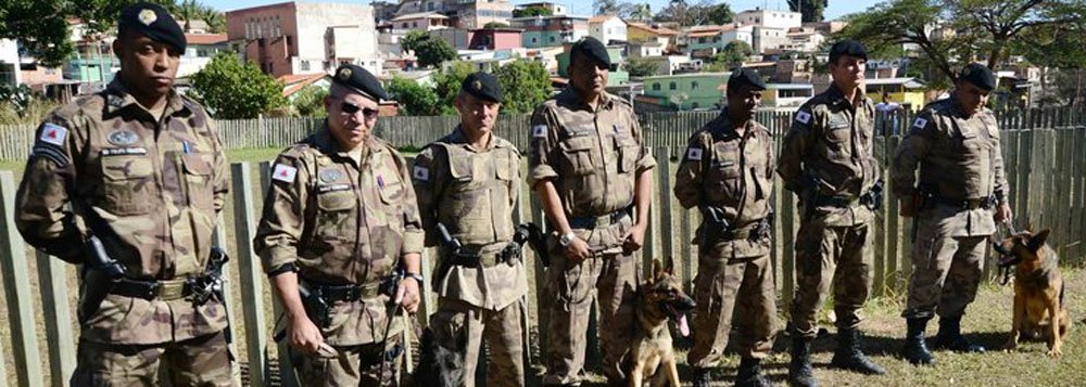 Por causa do faro apurado e treinado, estes animais conseguem localizar mais facilmente drogas ilícitas, explosivos, armas e pessoas desaparecidas; O canil da PM mineira é o único no país com a expertise de utilizar animais na atividade de capturas com cão solto, sendo o adestramento referência para outros estados do país. Por isso, o comando da PMMG autorizou, em 2015, a revitalização da matilha.
(Foto: Luis Mauro Queiroz) Por causa do faro apurado e treinado, estes animais conseguem localizar mais facilmente drogas ilícitas, explosivos, armas e pessoas desaparecidas; O canil da PM mineira é o único no país com a expertise de utilizar animais na atividade de capturas com cão solto, sendo o adestramento referência para outros estados do país. Por isso, o comando da PMMG autorizou, em 2015, a revitalização da matilha.