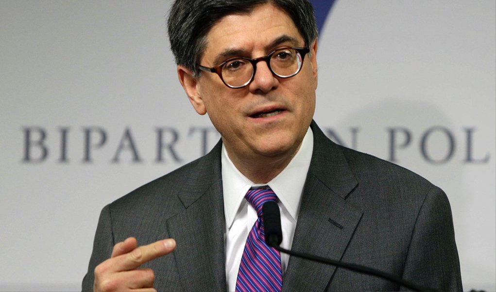 Autoridades norte-americanas se movimentaram no fim de semana para tentar ajudar a resolver os problemas financeiros da Grécia, pedindo à Europa e ao Fundo Monetário Internacional (FMI) para chegarem a um plano de recuperação que mantenha o país na zona do euro; em uma série de telefonemas separados no sábado para a diretora-gerente do FMI, Christine Lagarde, e para os ministros das Finanças da Alemanha e da França, o secretário do Tesouro, Jack Lew, fez um apelo para encontrassem "uma solução sustentável que coloque a Grécia em um caminho em direção à reforma e recuperação na zona euro" (Foto: Romulo Faro) Autoridades norte-americanas se movimentaram no fim de semana para tentar ajudar a resolver os problemas financeiros da Grécia, pedindo à Europa e ao Fundo Monetário Internacional (FMI) para chegarem a um plano de recuperação que mantenha o país na zona do euro; em uma série de telefonemas separados no sábado para a diretora-gerente do FMI, Christine Lagarde, e para os ministros das Finanças da Alemanha e da França, o secretário do Tesouro, Jack Lew, fez um apelo para encontrassem "uma solução sustentável que coloque a Grécia em um caminho em direção à reforma e recuperação na zona euro"