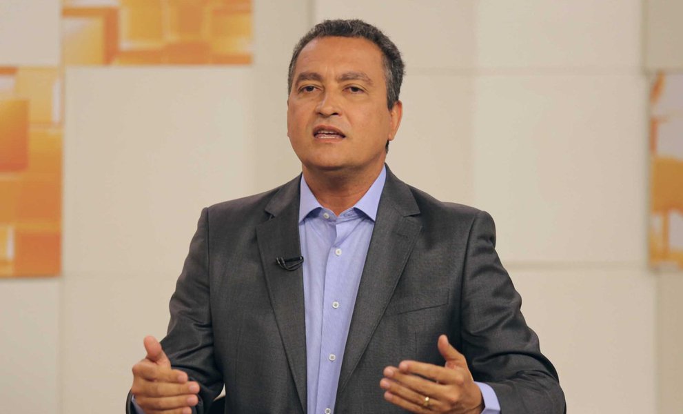 Governador Rui Costa cobrou do Congresso modificação na lei de licitações vigente; ele criticou empresas "sem compromisso" que "entram nas licitações de qualquer jeito" e depois abandonam as obras; "É preciso punir, na minha opinião, seja quem tem a intenção ou que desvia dinheiro publico, mas também é preciso punir as empresas que, de forma aventureira, entram numa licitação, derrubam preço e abandonam a obra, com a pretensa ideia de que vai fazer mais barato do que o poder público orçou. A lei tem que favorecer empresas que inicia (a obra) e termina na data certa, e você consegue prever o preço da obra" (Foto: Romulo Faro) Governador Rui Costa cobrou do Congresso modificação na lei de licitações vigente; ele criticou empresas "sem compromisso" que "entram nas licitações de qualquer jeito" e depois abandonam as obras; "É preciso punir, na minha opinião, seja quem tem a intenção ou que desvia dinheiro publico, mas também é preciso punir as empresas que, de forma aventureira, entram numa licitação, derrubam preço e abandonam a obra, com a pretensa ideia de que vai fazer mais barato do que o poder público orçou. A lei tem que favorecer empresas que inicia (a obra) e termina na data certa, e você consegue prever o preço da obra"