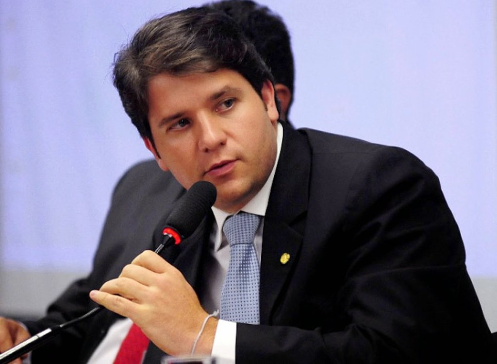 Após suposta ameaça contra sua família, o ex-deputado Luiz Argôlo já pensa em fazer delação premiada; os advogados de defesa do baiano já tiveram uma conversa preliminar com o Ministério Público Federal, e os procuradores teriam demonstrado interesse em ouvi-lo; segundo o advogado Sidney Rocha Peixoto, Argôlo tomou a decisão após ouvir o relato do publicitário Aricarlos Nascimento, de que recebeu ameaça destinada a seu cliente feita pelo deputado federal Mário Negromonte Júnior (PP-BA); "Ele me disse que se o Luiz ficasse pianinho, quietinho e não entregasse ninguém, assim que ele saísse de Curitiba seria ajudado para ter um retorno breve à vida política. Mas, se ele não fizesse, já sabia qual era o destino de delator", disse Aricarlos (Foto: Romulo Faro) Após suposta ameaça contra sua família, o ex-deputado Luiz Argôlo já pensa em fazer delação premiada; os advogados de defesa do baiano já tiveram uma conversa preliminar com o Ministério Público Federal, e os procuradores teriam demonstrado interesse em ouvi-lo; segundo o advogado Sidney Rocha Peixoto, Argôlo tomou a decisão após ouvir o relato do publicitário Aricarlos Nascimento, de que recebeu ameaça destinada a seu cliente feita pelo deputado federal Mário Negromonte Júnior (PP-BA); "Ele me disse que se o Luiz ficasse pianinho, quietinho e não entregasse ninguém, assim que ele saísse de Curitiba seria ajudado para ter um retorno breve à vida política. Mas, se ele não fizesse, já sabia qual era o destino de delator", disse Aricarlos