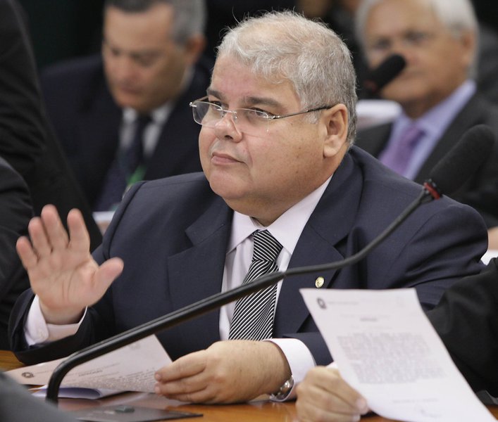 Deputado federal Lúcio Vieira Lima nega que seu partido tenha recebido propina da empreiteira Camargo Corrêa, que é investigada na Operação Lava Jato; ele comentou nesta quinta-feira sobre a declaração do ex-presidente da construtora Dalton Avancini, que, em sua delação premiada, afirmou que a empreiteira se comprometeu a pagar ao PMDB R$ 20 milhões em propina para atuar na construção da usina hidrelétrica de Belo Monte; "Ele pode ter negociado com o peemedebista, não com o partido. Ele tem que dar o nome e dizer quem recebeu a propina", diz Lúcio (Foto: Romulo Faro) Deputado federal Lúcio Vieira Lima nega que seu partido tenha recebido propina da empreiteira Camargo Corrêa, que é investigada na Operação Lava Jato; ele comentou nesta quinta-feira sobre a declaração do ex-presidente da construtora Dalton Avancini, que, em sua delação premiada, afirmou que a empreiteira se comprometeu a pagar ao PMDB R$ 20 milhões em propina para atuar na construção da usina hidrelétrica de Belo Monte; "Ele pode ter negociado com o peemedebista, não com o partido. Ele tem que dar o nome e dizer quem recebeu a propina", diz Lúcio