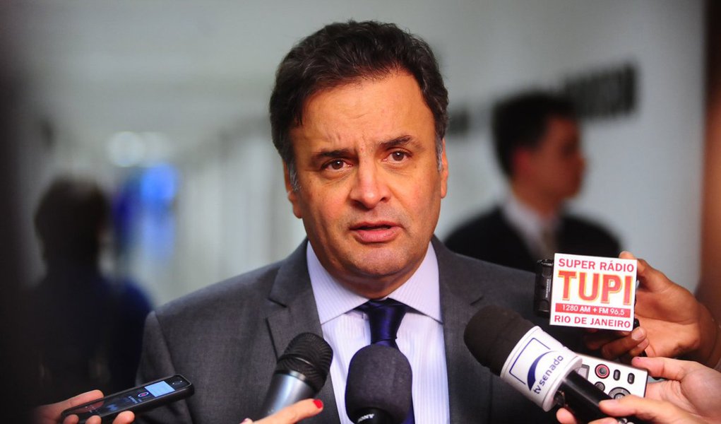 Pesquisa realizada pelo Instituto Paraná Pesquisas aponta que o senador Aécio Neves (PSDB) venceria a disputa presidencial no Estado do Paraná caso as eleições presidenciais de 2018 fossem disputadas hoje; segundo o levantamento, Aécio teria 46,8% dos votos válidos; em seguida, aparecem a ex-senadora Marina Silva – que apesar de estar abrigada no PSB tenta criar o seu próprio partido, a Rede Sustentabilidade -, com 17,9%, e o ex-presidente Luiz Inácio Lula da Silva, com 14,9% das intenções de voto (Foto: Paulo Emílio) Pesquisa realizada pelo Instituto Paraná Pesquisas aponta que o senador Aécio Neves (PSDB) venceria a disputa presidencial no Estado do Paraná caso as eleições presidenciais de 2018 fossem disputadas hoje; segundo o levantamento, Aécio teria 46,8% dos votos válidos; em seguida, aparecem a ex-senadora Marina Silva – que apesar de estar abrigada no PSB tenta criar o seu próprio partido, a Rede Sustentabilidade -, com 17,9%, e o ex-presidente Luiz Inácio Lula da Silva, com 14,9% das intenções de voto