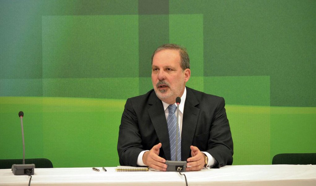 “Ao dar centralidade ao comércio exterior, o governo federal busca construir bases para dinamizar e tornar mais competitiva a nossa economia”, afirma o ministro do Desenvolvimento, Indústria e Comércio Exterior, Armando Monteiro Neto; ele ressalta que a visita da presidenta Dilma Rousseff aos EUA é tradução do esforço para consolidar iniciativas, abrindo caminho para remover barreiras comerciais e inaugurar nova fase nas relações entre os dois países (Foto: Roberta Namour) “Ao dar centralidade ao comércio exterior, o governo federal busca construir bases para dinamizar e tornar mais competitiva a nossa economia”, afirma o ministro do Desenvolvimento, Indústria e Comércio Exterior, Armando Monteiro Neto; ele ressalta que a visita da presidenta Dilma Rousseff aos EUA é tradução do esforço para consolidar iniciativas, abrindo caminho para remover barreiras comerciais e inaugurar nova fase nas relações entre os dois países
