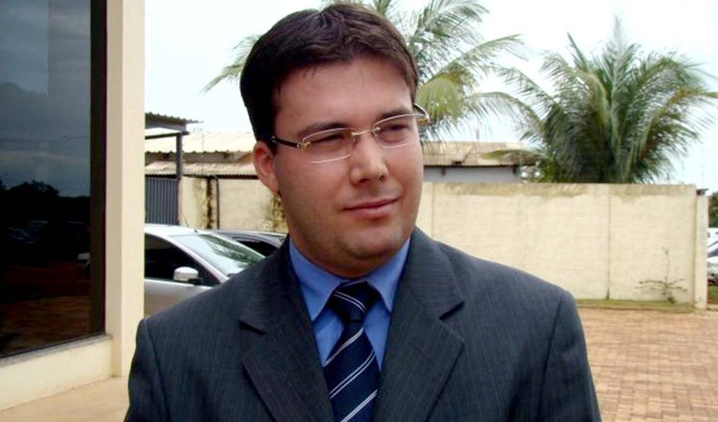 Pré-candidato a presidente da Ordem dos Advogados do Brasil, seccional Tocantins, Gedeon Pitaluga criticou nesta terça-feira, 11, a "perda de protagonismo" da instituição na sociedade civil organizada do estado; Gedeon defendeu a alternância na representação da entidade, atualmente presidida por Epitácio Brandão; "A Ordem tem obrigação de se posicionar em defesa da sociedade, por ser a voz constitucional do cidadão", disse; "Há um déficit de qualidade na nossa representação", completou Gedeon, que é conselheiro federal da OAB pelo Tocantins (Foto: Aquiles Lins) Pré-candidato a presidente da Ordem dos Advogados do Brasil, seccional Tocantins, Gedeon Pitaluga criticou nesta terça-feira, 11, a "perda de protagonismo" da instituição na sociedade civil organizada do estado; Gedeon defendeu a alternância na representação da entidade, atualmente presidida por Epitácio Brandão; "A Ordem tem obrigação de se posicionar em defesa da sociedade, por ser a voz constitucional do cidadão", disse; "Há um déficit de qualidade na nossa representação", completou Gedeon, que é conselheiro federal da OAB pelo Tocantins