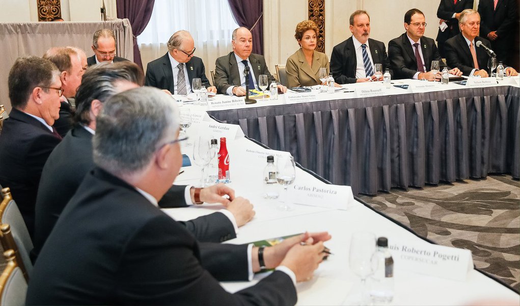 No primeiro compromisso da viagem aos Estados Unidos, a presidenta Dilma Rousseff se reuniu neste domingo, em Nova York, com empresários brasileiros com negócios no país e que integram a comitiva da presidenta; o objetivo foi conversar com os empresários sobre formas de intensificar as relações com os Estados Unidos e ampliar os investimentos; Dilma ouviu os cerca de 20 empresários que participaram do encontro (Foto: Romulo Faro) No primeiro compromisso da viagem aos Estados Unidos, a presidenta Dilma Rousseff se reuniu neste domingo, em Nova York, com empresários brasileiros com negócios no país e que integram a comitiva da presidenta; o objetivo foi conversar com os empresários sobre formas de intensificar as relações com os Estados Unidos e ampliar os investimentos; Dilma ouviu os cerca de 20 empresários que participaram do encontro