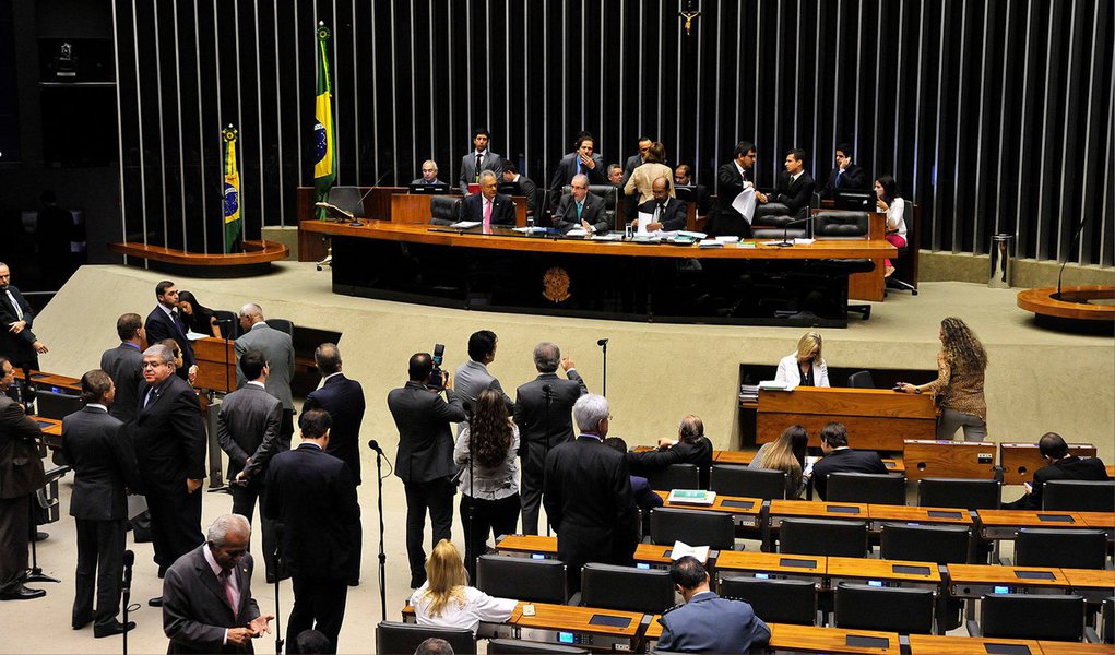 Líderes governistas na Câmara articulam nesta quinta-feira, 25, para rejeitar os mais de 20 destaques ao Projeto de Lei (PL) 863/15, que trata do fim da desoneração e setores da economia; o texto-base da desoneração foi aprovado nesta madrugada, pelo plenário da Casa, por 253 votos a favor, 144 contrários e uma abstenção; para o governo, o momento agora é de reequilíbrio das contas. Pelos cálculos do Executivo, com este incentivo os cofres deixaram de arrecadar R$ 13,2 bilhões, em 2013 e, em 2014 a renúncia chegou a R$ 21,5 bilhões (Foto: Aquiles Lins) Líderes governistas na Câmara articulam nesta quinta-feira, 25, para rejeitar os mais de 20 destaques ao Projeto de Lei (PL) 863/15, que trata do fim da desoneração e setores da economia; o texto-base da desoneração foi aprovado nesta madrugada, pelo plenário da Casa, por 253 votos a favor, 144 contrários e uma abstenção; para o governo, o momento agora é de reequilíbrio das contas. Pelos cálculos do Executivo, com este incentivo os cofres deixaram de arrecadar R$ 13,2 bilhões, em 2013 e, em 2014 a renúncia chegou a R$ 21,5 bilhões