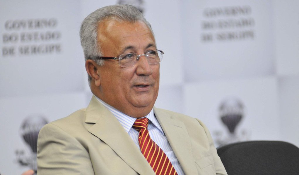 O governador Jackson Barreto transmitiu o cargo ao vice-governador Belivaldo Chagas nesta sexta (14); Jackson estará ausente em decorrência de um tratamento de saúde; “Quem tem um vice-governador amigo e companheiro como Belivaldo Chagas não tem preocupação. Aliás, ontem, fazendo uma série de inaugurações no interior, vieram me perguntar: “o senhor já conversou com Belivaldo Chagas”. Conversar o quê?! Eu não preciso conversar com Belivaldo Chagas. A constituição sabe qual o papel do governador e do vice-governador e por, outro lado, eu tenho mais do que um amigo e um companheiro. Belivaldo tem dado uma grande contribuição ao governo, assumindo a responsabilidade de governador com muita competência", disse JB (Foto: Valter Lima) O governador Jackson Barreto transmitiu o cargo ao vice-governador Belivaldo Chagas nesta sexta (14); Jackson estará ausente em decorrência de um tratamento de saúde; “Quem tem um vice-governador amigo e companheiro como Belivaldo Chagas não tem preocupação. Aliás, ontem, fazendo uma série de inaugurações no interior, vieram me perguntar: “o senhor já conversou com Belivaldo Chagas”. Conversar o quê?! Eu não preciso conversar com Belivaldo Chagas. A constituição sabe qual o papel do governador e do vice-governador e por, outro lado, eu tenho mais do que um amigo e um companheiro. Belivaldo tem dado uma grande contribuição ao governo, assumindo a responsabilidade de governador com muita competência", disse JB