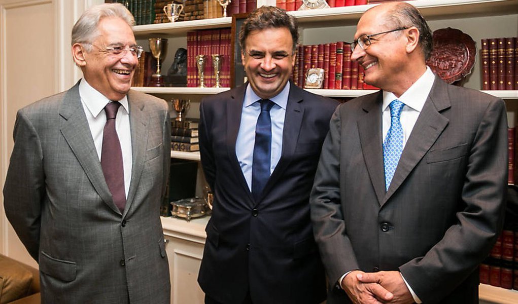 Senador Aécio Neves participou neste domingo em ato contra Dilma; já o governador Geraldo Alckmin tem defendido cautela sobre o afastamento da presidente agora; em seu apartamento, em São Paulo, FHC, que defendeu a renúncia como "um gesto de grandeza", teria dito que o partido deveria assumir uma só linha sobre as alternativas para o país sair da crise (Foto: Roberta Namour) Senador Aécio Neves participou neste domingo em ato contra Dilma; já o governador Geraldo Alckmin tem defendido cautela sobre o afastamento da presidente agora; em seu apartamento, em São Paulo, FHC, que defendeu a renúncia como "um gesto de grandeza", teria dito que o partido deveria assumir uma só linha sobre as alternativas para o país sair da crise