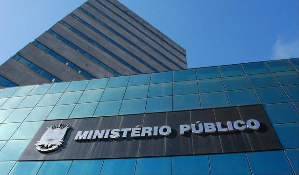 Ministério Público (MP-RS) ofereceu denúncia contra dez envolvidos na fraude do queijo produzido pela empresa Laticínios Progresso, com sede em Três de Maio e depósito clandestino em Ivoti; a Operação Queijo Compen$ado 1, deflagrada dia 16 deste mês nas duas cidades, detectou um esquema de adição de amido de milho no queijo para mascarar a colocação de água no leite, compra de matéria-prima fora dos padrões da indústria, lavagem de dinheiro e corrupção ativa e passiva; as análises do produto apreendido no dia da ação confirmaram a presença de coliformes fecais (Foto: Leonardo Lucena) Ministério Público (MP-RS) ofereceu denúncia contra dez envolvidos na fraude do queijo produzido pela empresa Laticínios Progresso, com sede em Três de Maio e depósito clandestino em Ivoti; a Operação Queijo Compen$ado 1, deflagrada dia 16 deste mês nas duas cidades, detectou um esquema de adição de amido de milho no queijo para mascarar a colocação de água no leite, compra de matéria-prima fora dos padrões da indústria, lavagem de dinheiro e corrupção ativa e passiva; as análises do produto apreendido no dia da ação confirmaram a presença de coliformes fecais