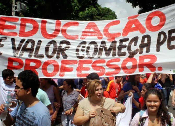 A sociedade para o ensino só serve como fonte de clientes, de alunos imbecilizados e insensíveis. Vale a lei vulgar do comércio: os clientes sempre têm razão (Foto: Dom Orvandil) A sociedade para o ensino só serve como fonte de clientes, de alunos imbecilizados e insensíveis. Vale a lei vulgar do comércio: os clientes sempre têm razão