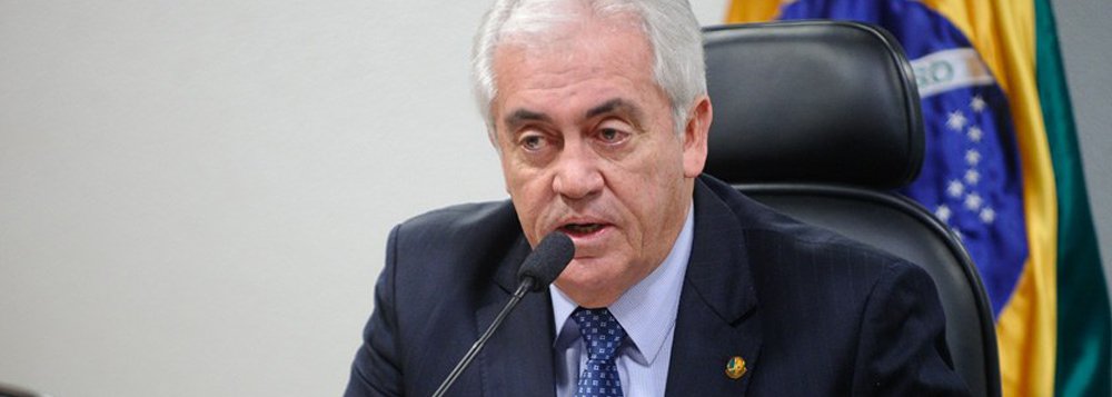 Ao abrir a reunião desta terça-feira da Comissão de Meio Ambiente, Defesa do Consumidor e Fiscalização e Controle, o presidente do colegiado, senador Otto Alencar (PSD-BA), relatou a aprovação, na reunião da semana anterior, de requerimento de sua autoria solicitando ao TCU apuração adicional sobre decretos de abertura de crédito suplementar da Presidência da República em 2014; "Não posso acreditar que a Presidência da Republica, com o Ministério do Planejamento, com tanta assessoria que tem, possa abrir crédito suplementar sem a autorização do Congresso Nacional. Isso seria crime de responsabilidade, é uma coisa muito grave, por isso o requerimento", diz Otto (Foto: Romulo Faro) Ao abrir a reunião desta terça-feira da Comissão de Meio Ambiente, Defesa do Consumidor e Fiscalização e Controle, o presidente do colegiado, senador Otto Alencar (PSD-BA), relatou a aprovação, na reunião da semana anterior, de requerimento de sua autoria solicitando ao TCU apuração adicional sobre decretos de abertura de crédito suplementar da Presidência da República em 2014; "Não posso acreditar que a Presidência da Republica, com o Ministério do Planejamento, com tanta assessoria que tem, possa abrir crédito suplementar sem a autorização do Congresso Nacional. Isso seria crime de responsabilidade, é uma coisa muito grave, por isso o requerimento", diz Otto