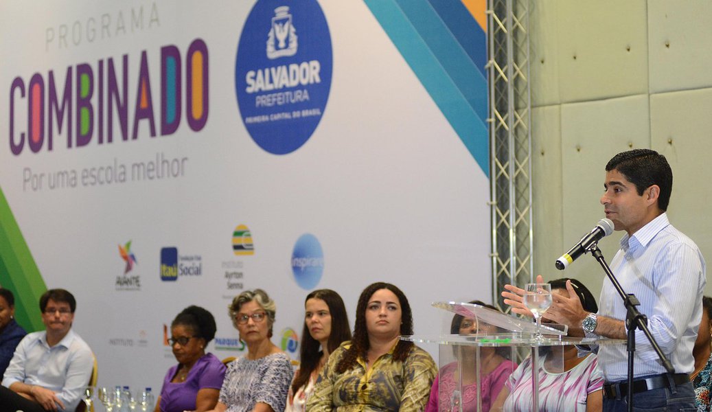 Prefeito ACM Neto lançou o 'Programa Combinado', que reúne um conjunto de 112 ações a serem realizadas em parceria entre o Executivo e a comunidade escolar para nortear as atividades da Secretaria Municipal de Educação até o fim de 2016; "Considero que o Combinado é o começo da transformação da educação em Salvador. É algo que vamos sentir os efeitos a curto prazo, mas que traga também resultados principalmente a médio e longo prazo. É algo que será construído por todos os que estão envolvidos diretamente com a escola", disse o democrata (Foto: Romulo Faro) Prefeito ACM Neto lançou o 'Programa Combinado', que reúne um conjunto de 112 ações a serem realizadas em parceria entre o Executivo e a comunidade escolar para nortear as atividades da Secretaria Municipal de Educação até o fim de 2016; "Considero que o Combinado é o começo da transformação da educação em Salvador. É algo que vamos sentir os efeitos a curto prazo, mas que traga também resultados principalmente a médio e longo prazo. É algo que será construído por todos os que estão envolvidos diretamente com a escola", disse o democrata