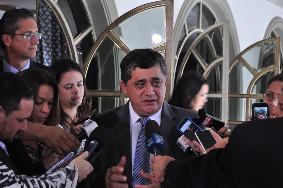 A informação é do líder do governo na Câmara Federal, deputado José Guimarães. O Ministério da Integração deve publicar uma portaria incluindo os municípios cearenses. Hoje pela manhã, na Assembleia Legislativa, vários deputados fizeram criticas à presidente Dilma Rousseff pelo veto, na sanção da Medida Provisória 668/15 que não incluiu 74 municípios na região do semiárido, dos quais 32 são no Ceará. Guimarães considerou as críticas demagógicas e explicou que houve um problema técnico com a MP (Foto: Fatima 247) A informação é do líder do governo na Câmara Federal, deputado José Guimarães. O Ministério da Integração deve publicar uma portaria incluindo os municípios cearenses. Hoje pela manhã, na Assembleia Legislativa, vários deputados fizeram criticas à presidente Dilma Rousseff pelo veto, na sanção da Medida Provisória 668/15 que não incluiu 74 municípios na região do semiárido, dos quais 32 são no Ceará. Guimarães considerou as críticas demagógicas e explicou que houve um problema técnico com a MP