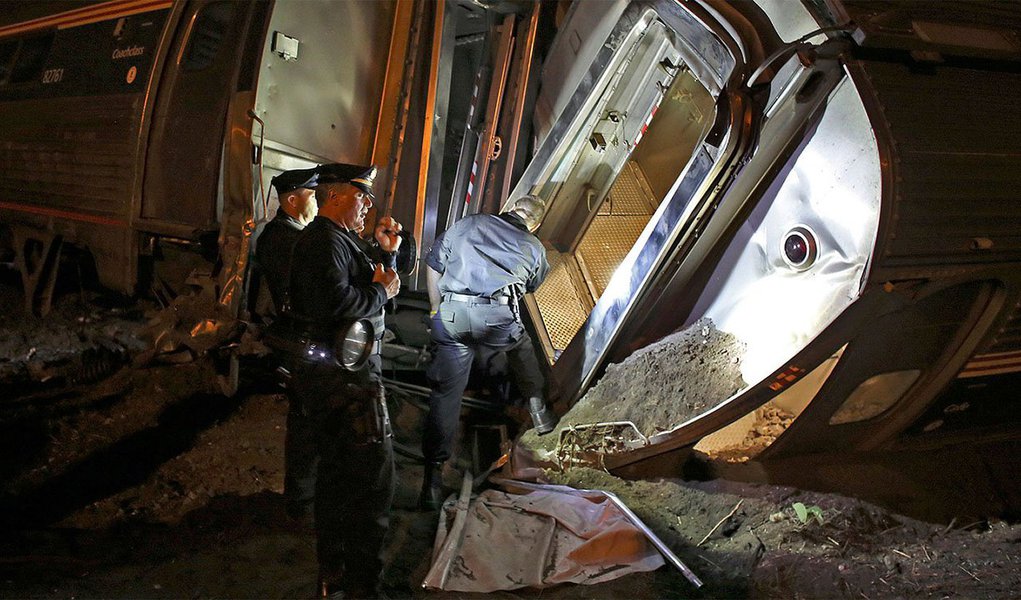 Cinco pessoas morreram e pelo menos 59 ficaram feridas no descarrilamento e queda de vagões de um trem que seguia de Washington a Nova York, na noite desta quarta-feira (13), nos Estados Unidos; trem com 238 pssageiros e cinco tripulantes descarrilou na Filadélfia (Foto: Paulo Emílio) Cinco pessoas morreram e pelo menos 59 ficaram feridas no descarrilamento e queda de vagões de um trem que seguia de Washington a Nova York, na noite desta quarta-feira (13), nos Estados Unidos; trem com 238 pssageiros e cinco tripulantes descarrilou na Filadélfia
