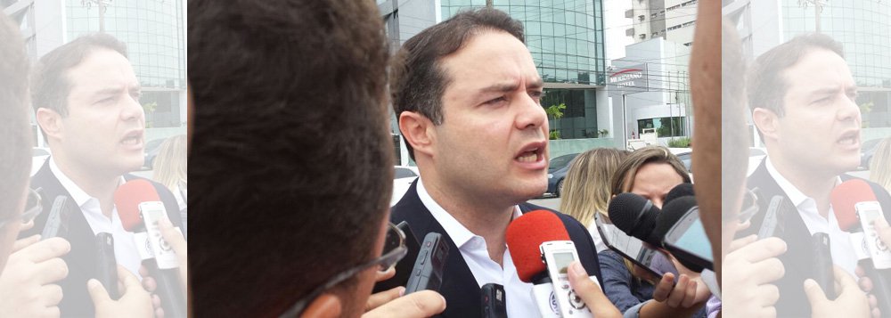 O governador Renan Filho (PMDB) já dá como definitivo o acordo de reajuste salarial com os policiais militares e bombeiros; ele revelou que avanços na segurança motivaram a negociação com a categoria; "Vamos cumprir o aumento salarial dado pelo governo anterior de acordo com o calendário que firmamos. Além disso, fizemos uma proposta para anualmente incluí-los no aumento dos servidores. Esse ano com os 5% e nos próximos anos com os percentuais que foram acertados. Isso é o que a categoria desejava", garantiu o governador. (Foto: Voney Malta) O governador Renan Filho (PMDB) já dá como definitivo o acordo de reajuste salarial com os policiais militares e bombeiros; ele revelou que avanços na segurança motivaram a negociação com a categoria; "Vamos cumprir o aumento salarial dado pelo governo anterior de acordo com o calendário que firmamos. Além disso, fizemos uma proposta para anualmente incluí-los no aumento dos servidores. Esse ano com os 5% e nos próximos anos com os percentuais que foram acertados. Isso é o que a categoria desejava", garantiu o governador.