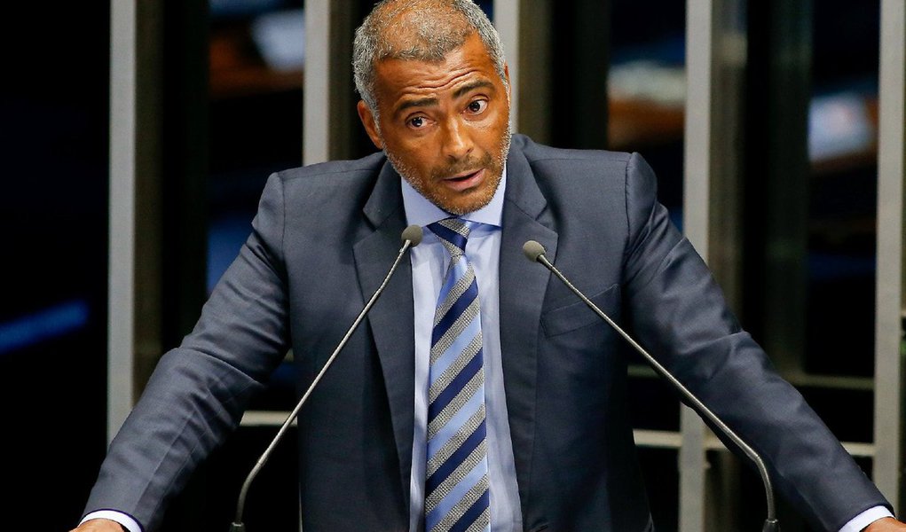 O banco BSI informou em uma carta que o extrato de uma suposta conta do senador Romário (PSB-RJ) é "falso" e abriu uma queixa penal no Ministério Público de Genebra; a instituição financeira afirma no documento, enviado ao parlamentar, que o ex-jogador "não é o titular da conta", rechaçando assim reportagem da revista Veja, que noticiou a existência de uma conta de Romário com R$ 7,5 milhões, que não teria sido declarada à Receita Federal no Brasil (Foto: Valter Lima) www.brasil247.com - O banco BSI informou em uma carta que o extrato de uma suposta conta do senador Romário (PSB-RJ) é "falso" e abriu uma queixa penal no Ministério Público de Genebra; a instituição financeira afirma no documento, enviado ao parlamentar, que o ex-jogador "não é o titular da conta", rechaçando assim reportagem da revista Veja, que noticiou a existência de uma conta de Romário com R$ 7,5 milhões, que não teria sido declarada à Receita Federal no Brasil