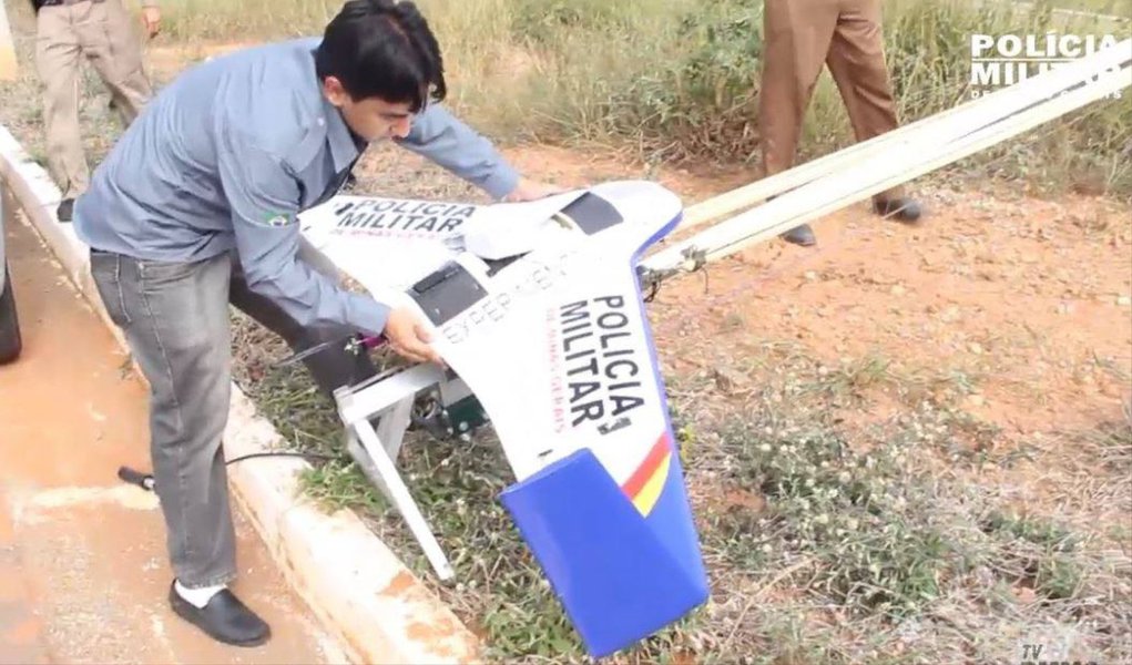 Com o equipamento, a PM pretende identificar, em menos tempo, áreas de desmatamento, incêndios e garimpos ilegais; A cada duas horas, o avião faz monitoramento de 20 hectares; O único obstáculo é o de qualquer aeronave, o mau tempo; “Cada vez mais, a Polícia Militar busca sustentabilidade em relação ao meio ambiente. Os investimentos em tecnologia são para garantir que as novas gerações tenham qualidade de vida”, afirma o Comandante da Diretoria de Meio Ambiente Trânsito (Foto: Luis Mauro Queiroz) Com o equipamento, a PM pretende identificar, em menos tempo, áreas de desmatamento, incêndios e garimpos ilegais; A cada duas horas, o avião faz monitoramento de 20 hectares; O único obstáculo é o de qualquer aeronave, o mau tempo; “Cada vez mais, a Polícia Militar busca sustentabilidade em relação ao meio ambiente. Os investimentos em tecnologia são para garantir que as novas gerações tenham qualidade de vida”, afirma o Comandante da Diretoria de Meio Ambiente Trânsito