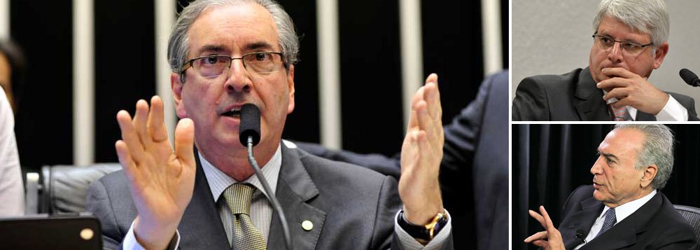 Após a Operação Politeia, da Lava Jato, presidente da Câmara, Eduardo Cunha (PMDB-RJ), confidencia que espera ser denunciado pelo procurador-geral da República, Rodrigo Janot, e promete retaliar o Planalto; ele teria avisado o vice-presidente Michel Temer (PMDB) que irá instalar CPIs prejudiciais ao governo na volta do recesso parlamentar: a do BNDES e a dos fundos de pensão; além disso, diz que vai articular a convocação do ministro da Casa Civil, Aloizio Mercadante, e de Edinho Silva, da Comunicação Social, na CPI da Petrobras (Foto: Roberta Namour) Após a Operação Politeia, da Lava Jato, presidente da Câmara, Eduardo Cunha (PMDB-RJ), confidencia que espera ser denunciado pelo procurador-geral da República, Rodrigo Janot, e promete retaliar o Planalto; ele teria avisado o vice-presidente Michel Temer (PMDB) que irá instalar CPIs prejudiciais ao governo na volta do recesso parlamentar: a do BNDES e a dos fundos de pensão; além disso, diz que vai articular a convocação do ministro da Casa Civil, Aloizio Mercadante, e de Edinho Silva, da Comunicação Social, na CPI da Petrobras
