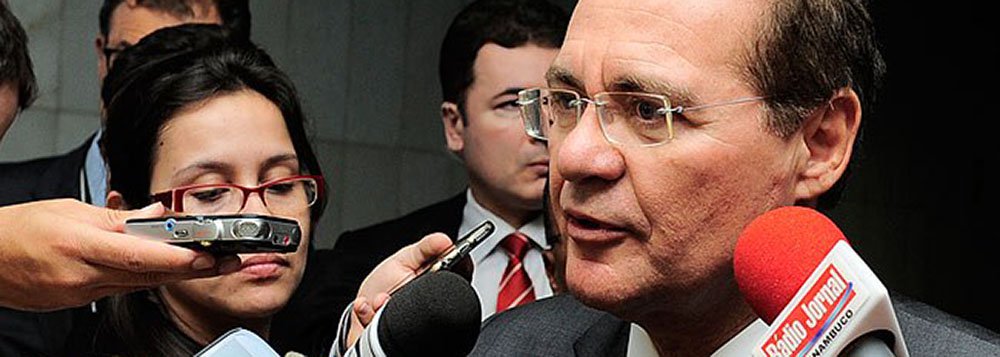 O senador Renan Calheiros (PMDB-AL) anunciou que vai propor uma Emenda Constitucional para criar, no Legislativo, a Autoridade Fiscal Independente; órgão irá acompanhar a execução da política fiscal do Executivo; “Uma pessoa com mandato, para fazer uma fiscalização permanente, um acompanhamento durante a execução da política fiscal. Para não acontecer essas coisas que estamos tendo que conviver, pedalada... O papel do Legislativo é fiscalizar, e é dentro desse espírito que vamos fazer a proposta”, explicou o presidente do Senado (Foto: Voney Malta) O senador Renan Calheiros (PMDB-AL) anunciou que vai propor uma Emenda Constitucional para criar, no Legislativo, a Autoridade Fiscal Independente; órgão irá acompanhar a execução da política fiscal do Executivo; “Uma pessoa com mandato, para fazer uma fiscalização permanente, um acompanhamento durante a execução da política fiscal. Para não acontecer essas coisas que estamos tendo que conviver, pedalada... O papel do Legislativo é fiscalizar, e é dentro desse espírito que vamos fazer a proposta”, explicou o presidente do Senado