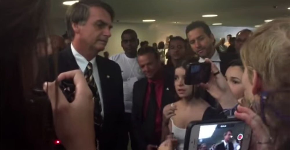 Um grupo de estudantes da escola paulista Nossa Senhora das Graças, que visitava a Câmara dos Deputados, se dirigiu ao deputado Jair Bolsonaro (PP-RJ) para questioná-lo sobre a postura machista que defende na Casa; em vídeo, as alunas cobram dele mais respeito às mulheres e dão uma aula sobre a necessidade de garantir oportunidades iguais a todos; a um outro grupo, formado em sua maioria por alunos, Bolsonaro teria dito que as estudantes eram "umas chatas" e que "feministas não servem nem pra fazer boquete"; assista o vídeo (Foto: Aquiles Lins) Um grupo de estudantes da escola paulista Nossa Senhora das Graças, que visitava a Câmara dos Deputados, se dirigiu ao deputado Jair Bolsonaro (PP-RJ) para questioná-lo sobre a postura machista que defende na Casa; em vídeo, as alunas cobram dele mais respeito às mulheres e dão uma aula sobre a necessidade de garantir oportunidades iguais a todos; a um outro grupo, formado em sua maioria por alunos, Bolsonaro teria dito que as estudantes eram "umas chatas" e que "feministas não servem nem pra fazer boquete"; assista o vídeo