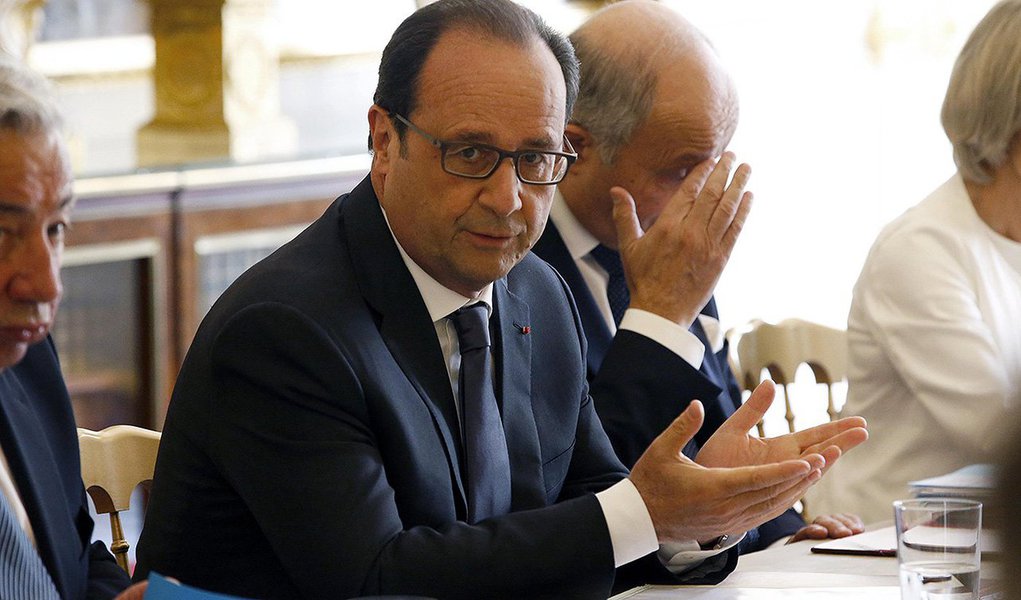 Presidente francês, François Hollande realizou uma reunião de emergência com ministros e comandantes militares após revelações feitas pelo site WikiLeaks, segundo o qual a Agência de Segurança Nacional dos EUA (NSA) teria espionado os três últimos presidentes da França: "A França não vai tolerar ações que ameacem sua segurança e a proteção de seus interesses", disse um comunicado do gabinete presidencial (Foto: Roberta Namour) Presidente francês, François Hollande realizou uma reunião de emergência com ministros e comandantes militares após revelações feitas pelo site WikiLeaks, segundo o qual a Agência de Segurança Nacional dos EUA (NSA) teria espionado os três últimos presidentes da França: "A França não vai tolerar ações que ameacem sua segurança e a proteção de seus interesses", disse um comunicado do gabinete presidencial