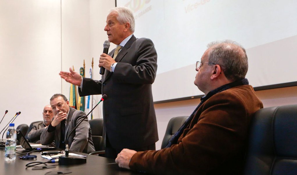 O vice-governador José Paulo Cairoli afirmou que "o Rio Grande do Sul se encontra “numa grave crise financeira, que não é exceção no Brasil; em 44 anos, somente em sete anos foi gasto menos que o arrecadado; Cairoli disse ter certeza de que “entregaremos o Estado daqui a quatro anos melhor do que aquele que recebemos" (Foto: Leonardo Lucena) O vice-governador José Paulo Cairoli afirmou que "o Rio Grande do Sul se encontra “numa grave crise financeira, que não é exceção no Brasil; em 44 anos, somente em sete anos foi gasto menos que o arrecadado; Cairoli disse ter certeza de que “entregaremos o Estado daqui a quatro anos melhor do que aquele que recebemos"