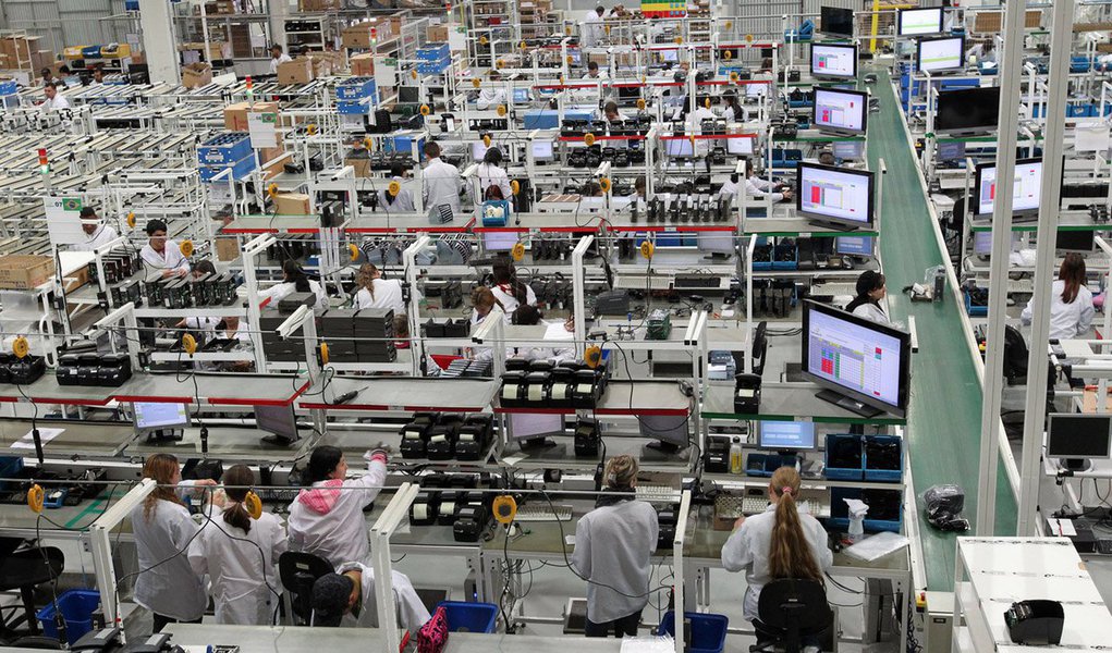 Mercado piorara ainda mais sua previsão de desempenho da economia brasileira e a agora estimam recuo de 2,01% do PIB neste ano e de 0,15% em 2016, aponta pesquisa Focus do Banco Central divulgada nesta segunda-feira; os economistas também fizeram um leve ajuste na projeção de inflação em 2016, para 5,44% (ante 5,43%), mas repetiram a previsão de 9,32% para este ano (Foto: Gisele Federicce) Mercado piorara ainda mais sua previsão de desempenho da economia brasileira e a agora estimam recuo de 2,01% do PIB neste ano e de 0,15% em 2016, aponta pesquisa Focus do Banco Central divulgada nesta segunda-feira; os economistas também fizeram um leve ajuste na projeção de inflação em 2016, para 5,44% (ante 5,43%), mas repetiram a previsão de 9,32% para este ano
