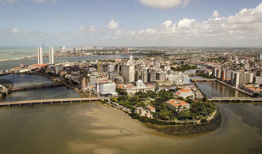 O Recife é a capital do Nordeste que registra o maior Índice de Desenvolvimento Humano Municipal (IDHM), conforme dados do Programa das Nações Unidas para o Desenvolvimento (PNUD); município, que possui cerca de 1,5 milhão de habitantes, apresenta um IDHM de 0,772, segundo os dados atualizados do Atlas do Desenvolvimento Humano; apesar do bom indicador, quando se trata de regiões metropolitanas, porém, o Grande Recife fica atrás das regiões metropolitanas de Salvador (BA) e São Luís (MA). Em nível nacional, a Região Metropolitana do Recife ocupa a 15ª posição (Foto: Paulo Emílio) O Recife é a capital do Nordeste que registra o maior Índice de Desenvolvimento Humano Municipal (IDHM), conforme dados do Programa das Nações Unidas para o Desenvolvimento (PNUD); município, que possui cerca de 1,5 milhão de habitantes, apresenta um IDHM de 0,772, segundo os dados atualizados do Atlas do Desenvolvimento Humano; apesar do bom indicador, quando se trata de regiões metropolitanas, porém, o Grande Recife fica atrás das regiões metropolitanas de Salvador (BA) e São Luís (MA). Em nível nacional, a Região Metropolitana do Recife ocupa a 15ª posição