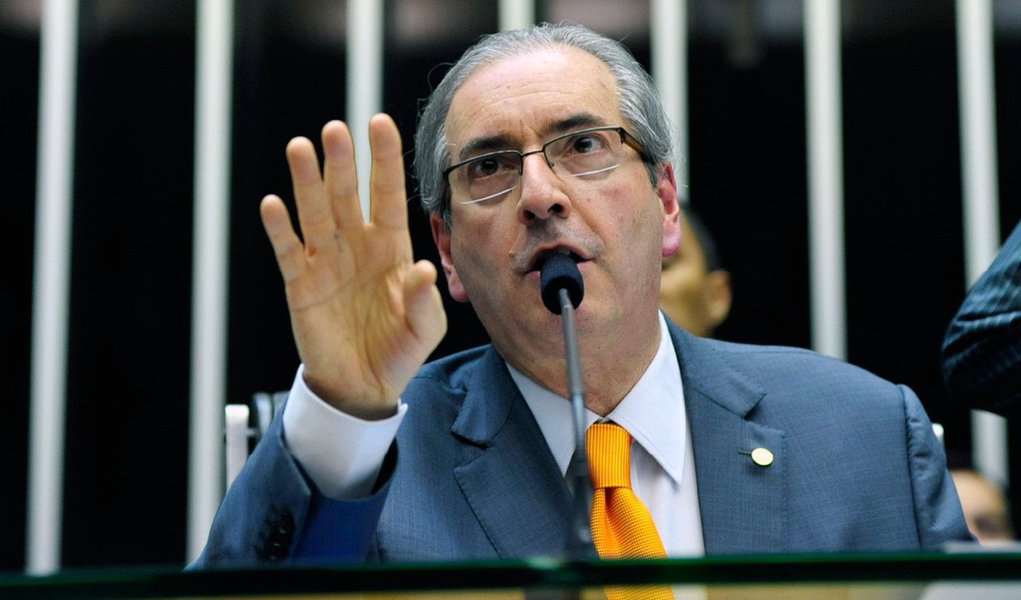 Presidente da Câmara critica exclusão da Casa no acordo entre governo federal e Senado; sobre o jantar oferecido pela presidente Dilma a senadores na noite desta segunda-feira, Eduardo Cunha comentou: "Eu acho que é uma tentativa de passar a imagem que só existe o Senado. E achar que isso vai causar algum constrangimento para a Câmara, isso não vai, isso é bobagem"; Cunha também lembrou que o País vive em um sistema "bicameral"; sobre as chamadas pautas-bombas, afirmou não ser um "incendiário" (Foto: Paulo Emílio) Presidente da Câmara critica exclusão da Casa no acordo entre governo federal e Senado; sobre o jantar oferecido pela presidente Dilma a senadores na noite desta segunda-feira, Eduardo Cunha comentou: "Eu acho que é uma tentativa de passar a imagem que só existe o Senado. E achar que isso vai causar algum constrangimento para a Câmara, isso não vai, isso é bobagem"; Cunha também lembrou que o País vive em um sistema "bicameral"; sobre as chamadas pautas-bombas, afirmou não ser um "incendiário"