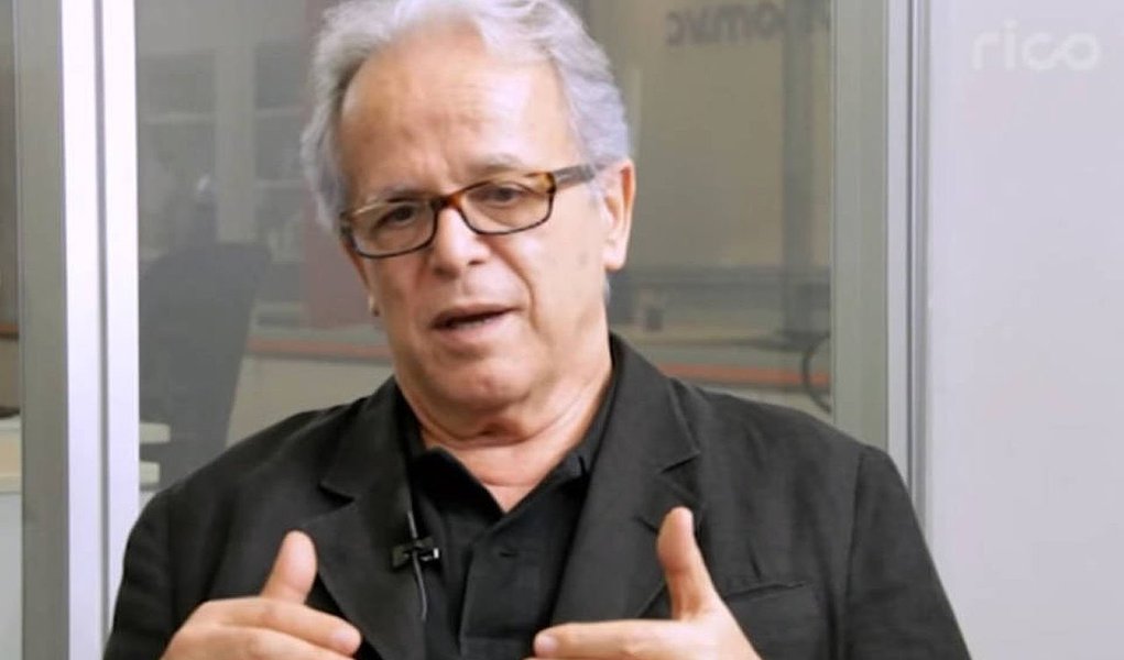 Para o economista Luiz Carlos Mendonça de Barros, um pacto de governabilidade a favor da presidente Dilma Rousseff, negociado por forças políticas como o PMDB e até, de modo informal, pelo PSDB, é a melhor solução para a crise política; ex-ministro das Comunicações de FHC, ele defende o ajuste fiscal e diz que não há, por enquanto, motivo para impeachment: "Claramente, há uma consciência de boa parte da sociedade de que não é hora de provocar ruptura institucional. E seria interessante que Dilma tivesse condições de gerir o ajuste econômico até os frutos, que vão aparecer" (Foto: Roberta Namour) Para o economista Luiz Carlos Mendonça de Barros, um pacto de governabilidade a favor da presidente Dilma Rousseff, negociado por forças políticas como o PMDB e até, de modo informal, pelo PSDB, é a melhor solução para a crise política; ex-ministro das Comunicações de FHC, ele defende o ajuste fiscal e diz que não há, por enquanto, motivo para impeachment: "Claramente, há uma consciência de boa parte da sociedade de que não é hora de provocar ruptura institucional. E seria interessante que Dilma tivesse condições de gerir o ajuste econômico até os frutos, que vão aparecer"