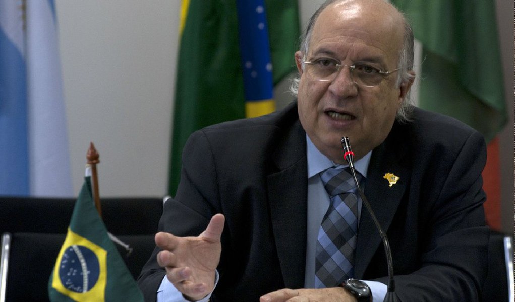 Para o analista político Paulo Vannuchi, as manifestações como o 'abraço' ao Instituto Lula e a plenária de movimentos sociais, realizada no Sindicato dos Bancários, ambas em São Paulo, demonstram que "há toda uma militância que não suporta mais ficar recolhida (...) frente ao avanço golpista, da intolerância e do ódio"; Vannuchi destaca entre os movimentos a Marcha das Margaridas, em Brasília, que terá a presença do ex-presidente Lula; "existe uma outra força política, que apoia o período de inclusão social, distribuição de renda, a luta pela reforma agrária, e que quer que isso prossiga, e jamais retroceda ao período neoliberal, ou ao período ditatorial" (Foto: Aquiles Lins) Para o analista político Paulo Vannuchi, as manifestações como o 'abraço' ao Instituto Lula e a plenária de movimentos sociais, realizada no Sindicato dos Bancários, ambas em São Paulo, demonstram que "há toda uma militância que não suporta mais ficar recolhida (...) frente ao avanço golpista, da intolerância e do ódio"; Vannuchi destaca entre os movimentos a Marcha das Margaridas, em Brasília, que terá a presença do ex-presidente Lula; "existe uma outra força política, que apoia o período de inclusão social, distribuição de renda, a luta pela reforma agrária, e que quer que isso prossiga, e jamais retroceda ao período neoliberal, ou ao período ditatorial"